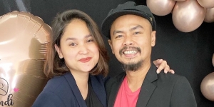 Potret Kemesraan Wendi Cagur dan Sang Istri, Rayakan Anniversary Pernikahan ke-11 Tahun