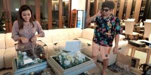 Momen Atta Halilintar dan Aurel Hermansyah Unboxing Seserahan, Isinya Mewah-Mewah!