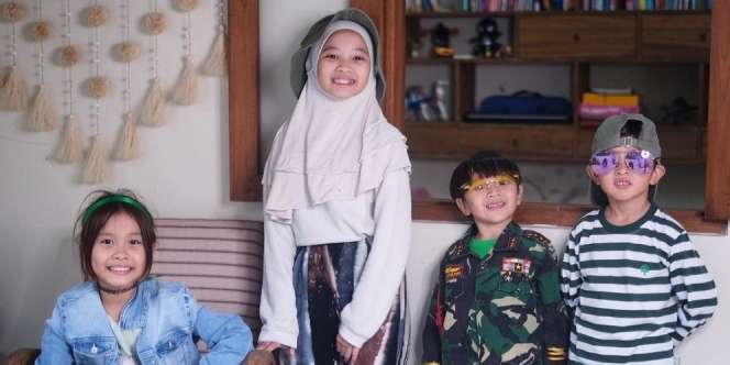 Akur Banget, Ini 10 Potret Kana Sybilla Anak Sulung Zaskia Adya Mecca Momong Adiknya