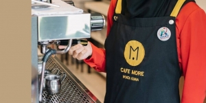Cafe More di Bandung Pekerjakan Barista Tunanetra