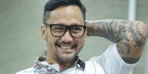 Tora Sudiro Ketahuan Ngopi di Warung Pinggir Jalan, Netizen Bongkar Sifat Aslinya