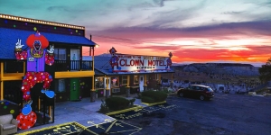 Mengintip Clown Motel, Hotel Seram di Tengah Gurun yang Membawa Mimpi Buruk!