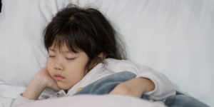 Tumbuhkan Kebiasaan Tidur yang Baik pada Anak dengan Cara Ini!