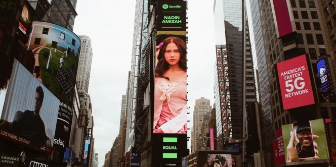 Bikin Bangga, Wajah Nadin Amizah Terpampang di Billboard Times Square New York