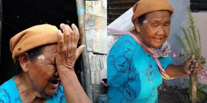Perjuangan Nenek Aisyah, Jadi Pemulung Demi Hidupi 3 Cucunya Meski Hanya Dapat Rp 8 Ribu Sehari