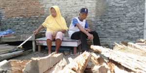 Kisah Pilu Sepasang Kakek dan Nenek, Terpaksa Jual Rumah Demi Bertahan Hidup