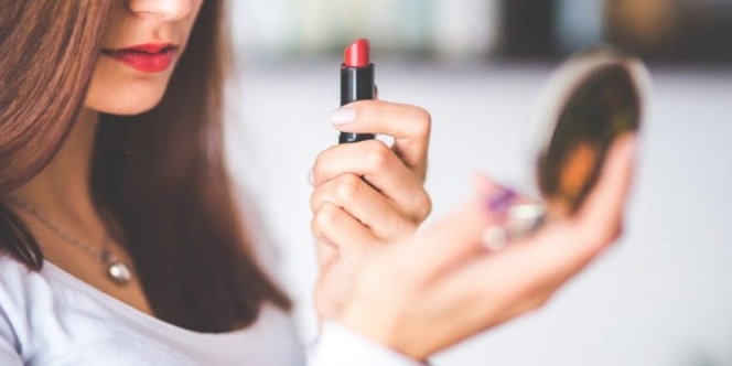 Mudah Banget, Simak 3 Cara Ubah Lipstik Matte Jadi Glossy