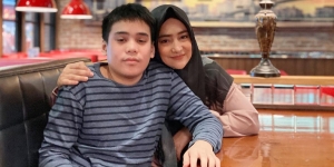 10 Potret Cindy Fatikasari Bersama Omar, Putranya yang Berkebutuhan Khusus