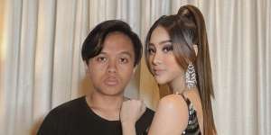 Halu, 8 Editan Foto Pria Bareng Anya Geraldine ini Kocak Banget