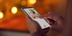 Peneliti Ungkap Alasan Seseorang Swipe Kanan atau Kiri pada Aplikasi Dating Online