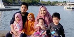 Diisukan Jadi Istri Ketiga Mendiang Uje, Berikut 7 Potret Harmonis Oki Setiana Dewi dan Keluarganya