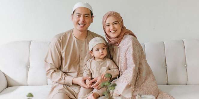 Ini Potret Lebaran Pertama Cut Meyriska Bareng Baby Shaquille, Kompak dengan Baju Warna Nude
