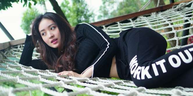 10 Potret Natasha Wilona Pakai Crop Top, Pamer Perut Rata Bikin Netizen Iri