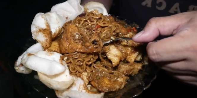 Inovasi Baru, Warung Ini Jual Tahu Telor Indomie! Seperti Apa Rasanya?