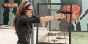 Intip Pesona Widi Vierratale Saat Latihan Menembak, Auranya Badass Banget!