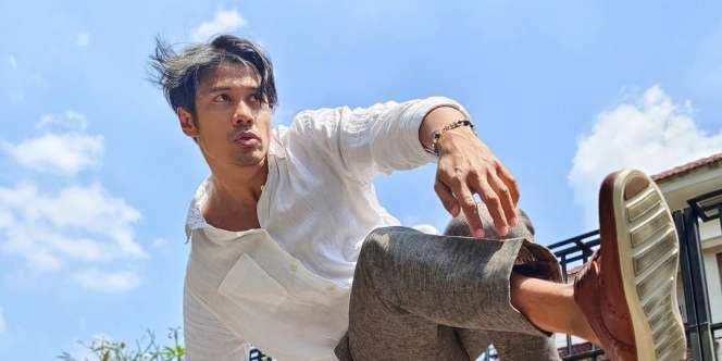 Chicco Jerikho Pamer Tubuh Atletis sambil Pull Up, Netizen Auto Resah