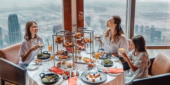 Gimana sih Rasanya Makan di At.Mosphere, Restoran Termewah yang Ada di Burj Khalifa?