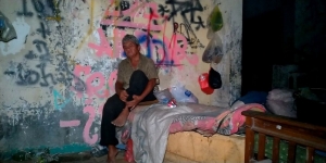 Ditinggal Keluarga, Kakek Ini Bertahan Hidup di Bangunan Kumuh dengan Makanan Sisa