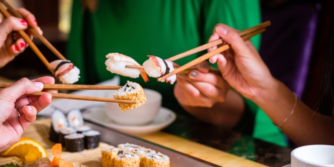 Jangkrik Diolah Jadi Sushi, Gimana Rasanya?