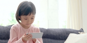 Lebih Banyak Waktu untuk Main Gadget Bisa Menurunkan Minat Baca Anak, Setuju Nggak?