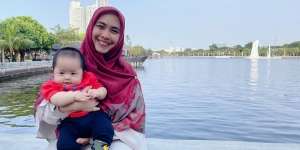 Super Mom, Ini 8 Potret Perjuangan Oki Setiana Dewi Rawat Anak yang Derita Sindrom Prader-Willi
