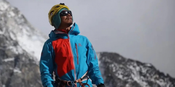 Pria dari China Ini Menjadi Orang Tunanetra Asia Pertama yang Berhasil Mendaki Puncak Gunung Everest