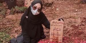 7 Potret Ria Ricis Ziarah ke Makam Ayahnya, Terlihat Tegar dalam Nuansa Haru