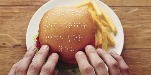 Restoran Ini Bikin Burger dengan Huruf Braille Khusus untuk Tunanetra