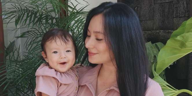 Ini Potret Baby Chloe Anak Asmirandah yang Sadar Kamera, Banyak Gaya dan Gemesin Banget!