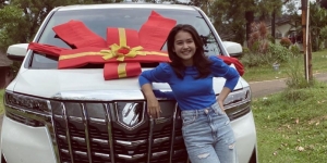 10 Potret Sandrinna Michelle dan Mobil Mewah Impiannya, Terwujud Berkat Sinetron 'Dari Jendela SMP'