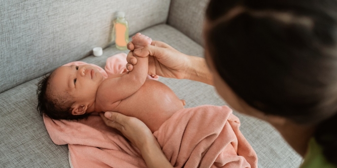 Fakta Penggunaan Minyak Telon Pada Bayi yang Perlu Ibu Ketahui