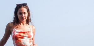 Posting Foto di Pantai, Siluet Pevita Pearce Ini Bikin Netizen Salah Fokus