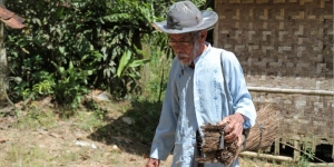 Kakek Sobari, Lansia 90 Tahun yang Tetap Jualan Sapu Lidi Meski Hanya Dihargai 4000 Rupiah