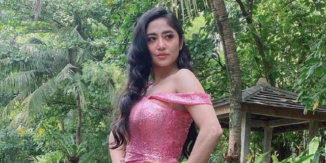 5 Potret Dewi Perssik Pakai Gaun Berbelahan Tinggi, Bodynya Idaman Banget