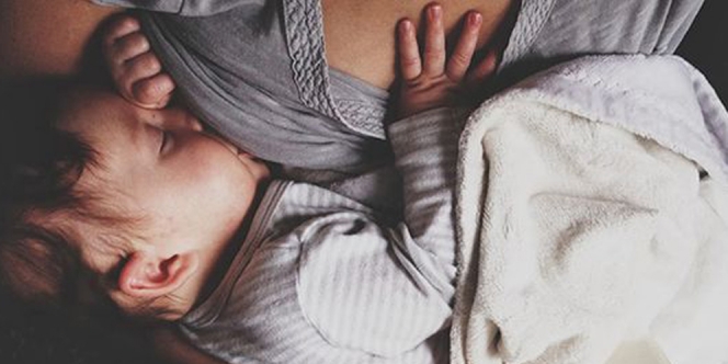 Alasan Bayi Baru Lahir Harus Dibangunkan untuk Menyusu di Malam Hari