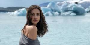 7 Potret Cantik Irina Shayk, Model Asal Rusia yang Diisukan Dekat dengan Kanye West