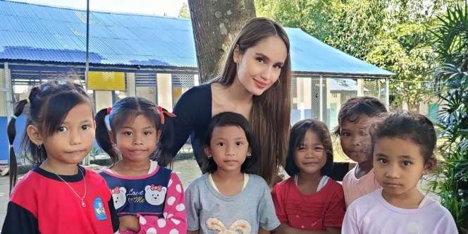 Kunjungi Sekolah yang Dibangunnya, Cinta Laura Bagikan Kisah Haru Para Murid di Masa Pandemi