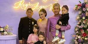 Jadi Pengantin Lagi, Intip 6 Potret Ayu Dewi dan Regi Rayakan Ulang Tahun Pernikahan