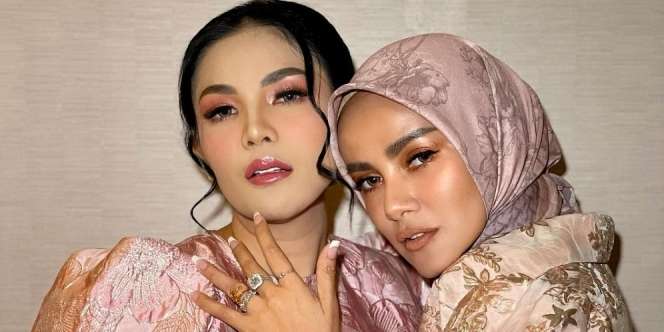 Ini 8 Potret Kedekatan Olla Ramlan dan Nindy Ayunda dengan Geng Artisnya yang Glamour Abis