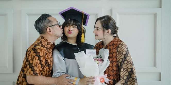 Ini 8 Potret Wisuda Online Anak Sulung Mona Ratuliu yang Dilakukan di Rumah
