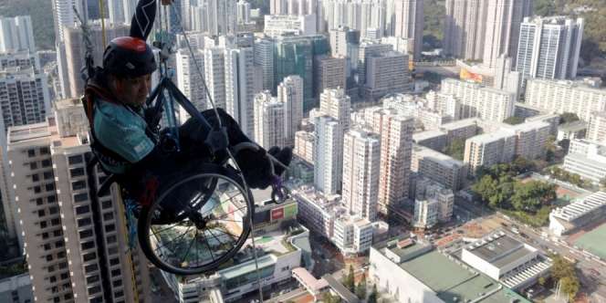 Pria Disabilitas Ini Panjat Gedung Pencakar Langit Hanya dengan Kursi Roda