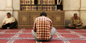I'tikaf adalah Berdiam Diri dan Beribadah di Dalam Masjid, Ini Keutamaan, Niat dan Tata Caranya