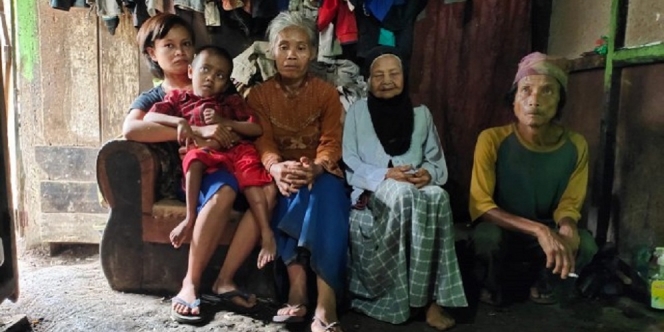 Nenek Berusia 92 Tahun Ini Berjuang Nafkahi Anak ODGJ dan Cucunya yang Lumpuh