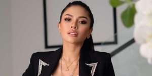 Gaya Nikita Mirzani Pose Tanpa Busana, Wajahnya Disebut Mirip Kylie Jenner