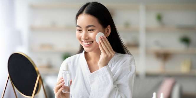 7 Rekomendasi Exfoliating Toner yang Ampuh Bersihkan Sel Kulit Mati