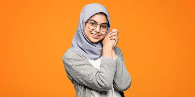 3 Fashion Tips untuk Cewek Berhijab yang Pakai Kacamata agar Tampil Maksimal