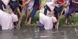 Viral Video Emak-Emak Beraksi Tangkap Ular Besar, Bikin Netizen Kagum!