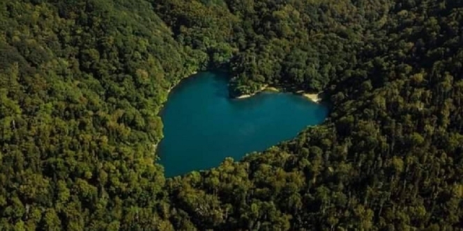 Uniknya Toyoni Lake, Danau Alami Berbentuk Hati yang Indah dan Romantis Banget