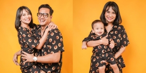 Bertema Santai, Berikut 10 Gaya Photoshoot Keluarga Vanessa Angel yang Penuh Senyuman