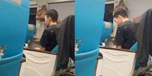 Pasangan Ini Salat Berjamaah di Kereta, Bikin Hati Tersentuh